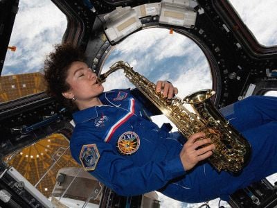 Jessica U. Meir plays sax in the Cupola.