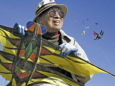 Artist Tyrus Wong, with kites of his own design, at California&#39;s&nbsp;Santa Monica Beach